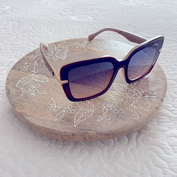 Vince Camuto Butterfly Sunglasses - Picture 5 of 10